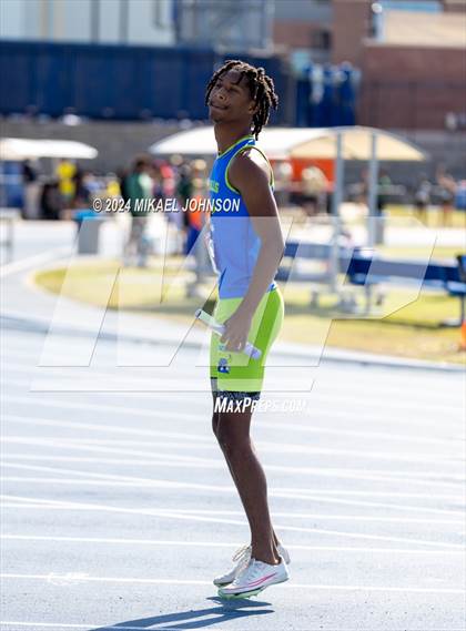 Thumbnail 1 in UF Relays (Saturday - 4 x 200 Meter) photogallery.