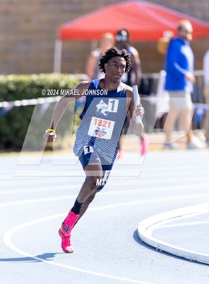 Thumbnail 1 in UF Relays (Saturday - 4 x 200 Meter) photogallery.
