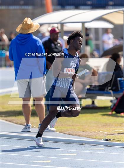Thumbnail 2 in UF Relays (Saturday - 4 x 200 Meter) photogallery.