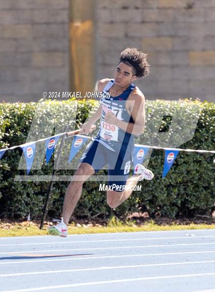 Thumbnail 1 in UF Relays (Saturday - 4 x 200 Meter) photogallery.