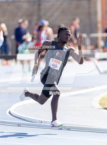 Thumbnail 1 in UF Relays (Saturday - 4 x 200 Meter) photogallery.