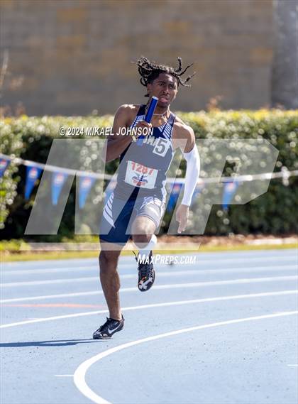 Thumbnail 2 in UF Relays (Saturday - 4 x 200 Meter) photogallery.