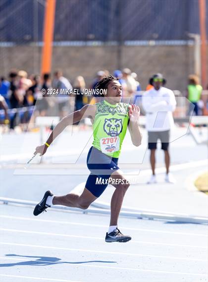 Thumbnail 2 in UF Relays (Saturday - 4 x 200 Meter) photogallery.