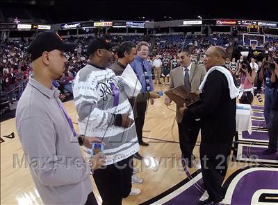 Thumbnail 2 in De La Salle vs. McClymonds (CIF NorCal Regional D1 Final) photogallery.