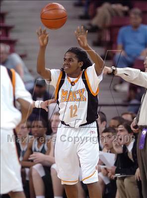 Thumbnail 3 in De La Salle vs. McClymonds (CIF NorCal Regional D1 Final) photogallery.