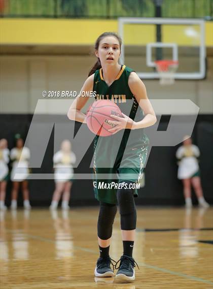 Thumbnail 2 in Lebanon vs. Gallatin (TSSAA District 9-AAA Quarterfinal) photogallery.