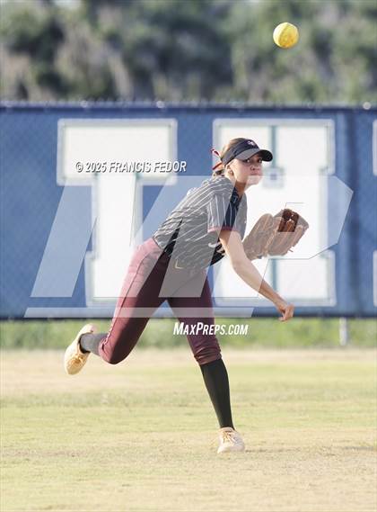 Thumbnail 3 in Sumner vs. Sarasota (FHSAA 7A Regional Quarterfinals) photogallery.
