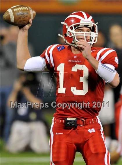 Thumbnail 1 in Mater Dei vs. Servite photogallery.