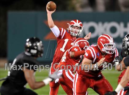 Thumbnail 3 in Mater Dei vs. Servite photogallery.