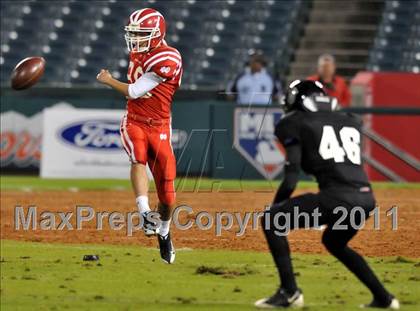 Thumbnail 3 in Mater Dei vs. Servite photogallery.