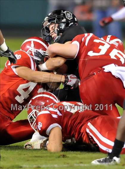 Thumbnail 1 in Mater Dei vs. Servite photogallery.