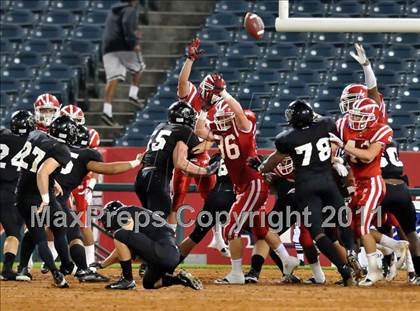 Thumbnail 2 in Mater Dei vs. Servite photogallery.