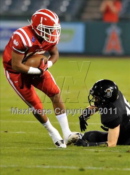 Thumbnail 3 in Mater Dei vs. Servite photogallery.