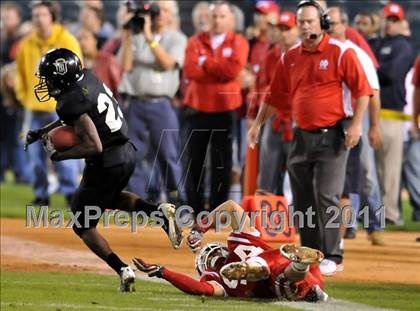 Thumbnail 1 in Mater Dei vs. Servite photogallery.