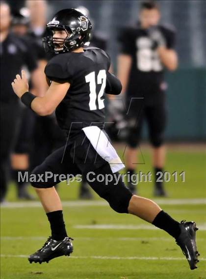 Thumbnail 3 in Mater Dei vs. Servite photogallery.