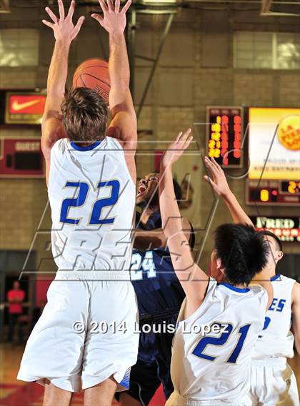 Thumbnail 2 in Santa Margarita vs. Bullard (Nike Extravaganza) photogallery.