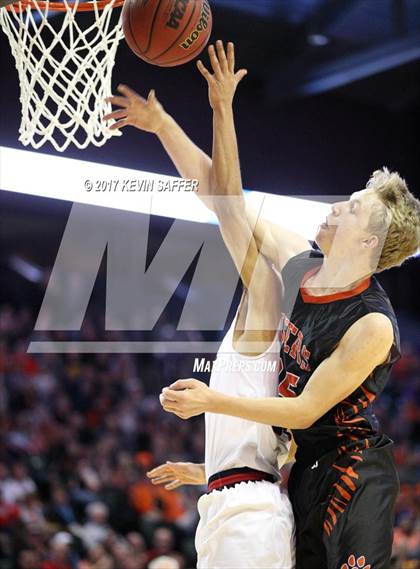 Thumbnail 1 in Holly vs. Cheyenne Wells  (CHSAA 1A Final) photogallery.