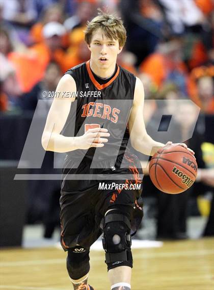 Thumbnail 2 in Holly vs. Cheyenne Wells  (CHSAA 1A Final) photogallery.