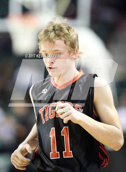 Thumbnail 2 in Holly vs. Cheyenne Wells  (CHSAA 1A Final) photogallery.