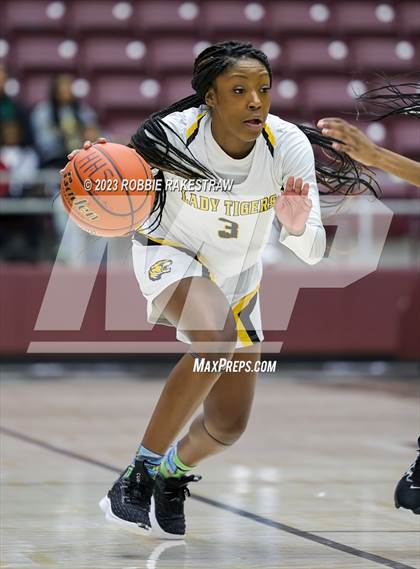 Thumbnail 3 in Huntsville vs. Mt. Pleasant (UIL 5A Regional Semifinal Playoff) photogallery.