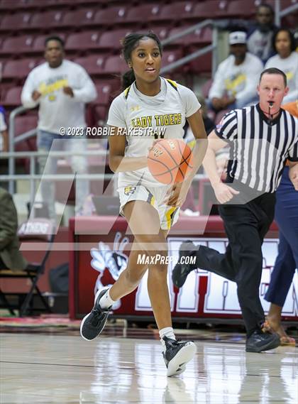 Thumbnail 2 in Huntsville vs. Mt. Pleasant (UIL 5A Regional Semifinal Playoff) photogallery.