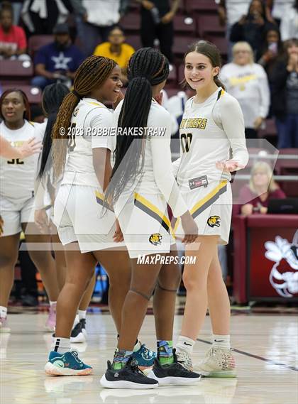 Thumbnail 3 in Huntsville vs. Mt. Pleasant (UIL 5A Regional Semifinal Playoff) photogallery.