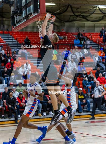 Thumbnail 2 in East St. Louis vs. Mt. Vernon (IHSA 3A Sectional Semifinals) photogallery.