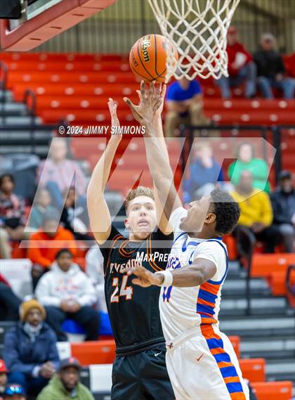 Thumbnail 3 in East St. Louis vs. Mt. Vernon (IHSA 3A Sectional Semifinals) photogallery.