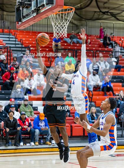 Thumbnail 2 in East St. Louis vs. Mt. Vernon (IHSA 3A Sectional Semifinals) photogallery.