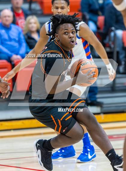 Thumbnail 1 in East St. Louis vs. Mt. Vernon (IHSA 3A Sectional Semifinals) photogallery.