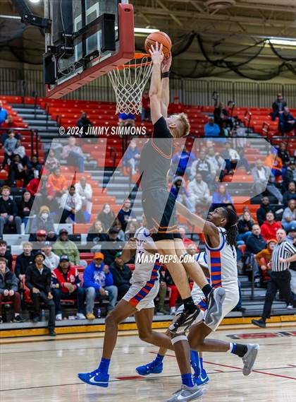 Thumbnail 1 in East St. Louis vs. Mt. Vernon (IHSA 3A Sectional Semifinals) photogallery.