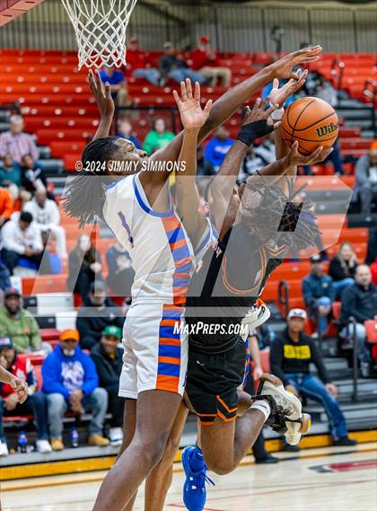 Thumbnail 3 in East St. Louis vs. Mt. Vernon (IHSA 3A Sectional Semifinals) photogallery.