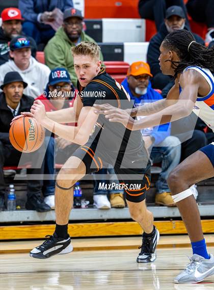 Thumbnail 1 in East St. Louis vs. Mt. Vernon (IHSA 3A Sectional Semifinals) photogallery.
