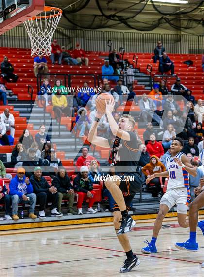 Thumbnail 1 in East St. Louis vs. Mt. Vernon (IHSA 3A Sectional Semifinals) photogallery.