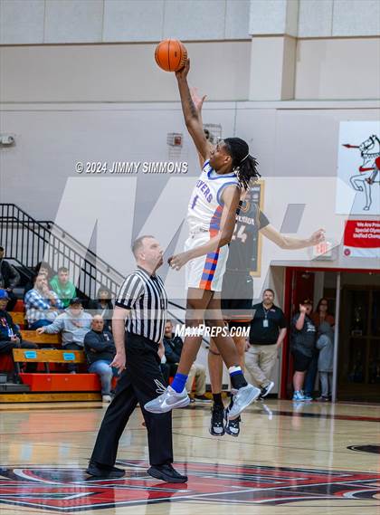 Thumbnail 1 in East St. Louis vs. Mt. Vernon (IHSA 3A Sectional Semifinals) photogallery.