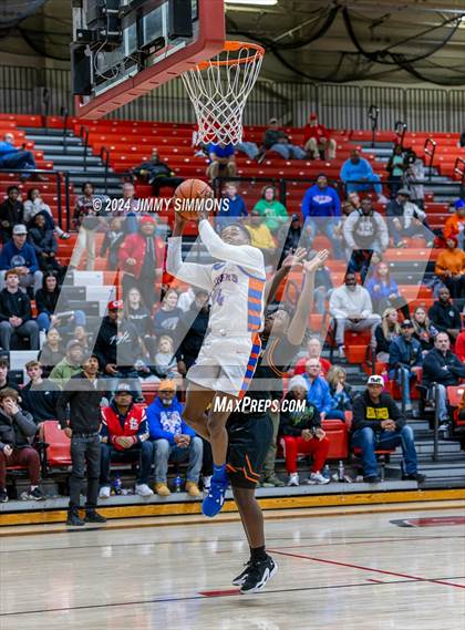 Thumbnail 1 in East St. Louis vs. Mt. Vernon (IHSA 3A Sectional Semifinals) photogallery.