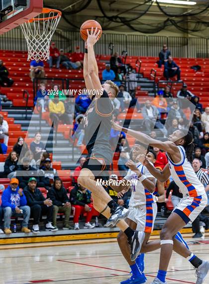 Thumbnail 2 in East St. Louis vs. Mt. Vernon (IHSA 3A Sectional Semifinals) photogallery.