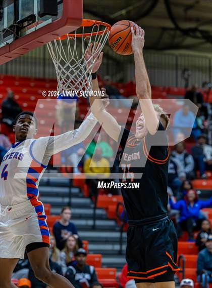 Thumbnail 1 in East St. Louis vs. Mt. Vernon (IHSA 3A Sectional Semifinals) photogallery.