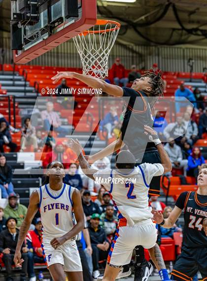 Thumbnail 2 in East St. Louis vs. Mt. Vernon (IHSA 3A Sectional Semifinals) photogallery.