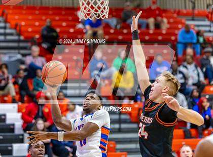 Thumbnail 3 in East St. Louis vs. Mt. Vernon (IHSA 3A Sectional Semifinals) photogallery.