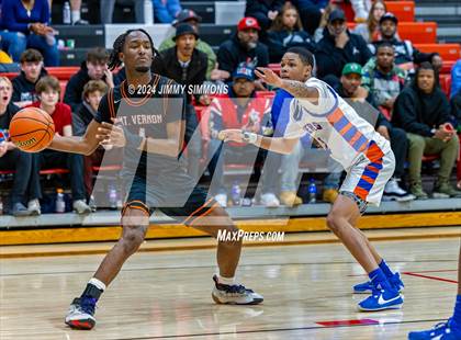 Thumbnail 3 in East St. Louis vs. Mt. Vernon (IHSA 3A Sectional Semifinals) photogallery.
