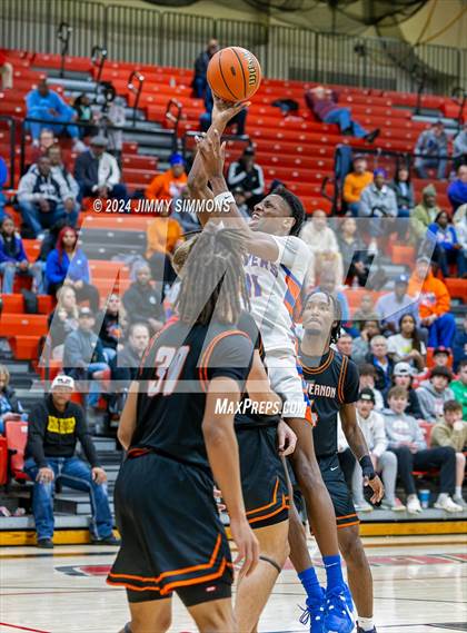 Thumbnail 2 in East St. Louis vs. Mt. Vernon (IHSA 3A Sectional Semifinals) photogallery.