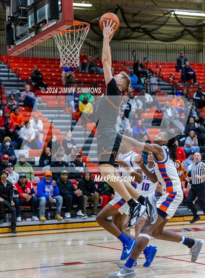 Thumbnail 3 in East St. Louis vs. Mt. Vernon (IHSA 3A Sectional Semifinals) photogallery.