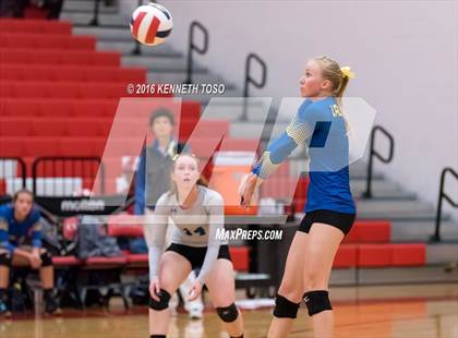 Thumbnail 3 in Jourdanton vs. Lago Vista (UIL 3A Bi-District) photogallery.