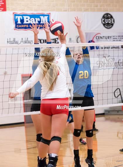 Thumbnail 3 in Jourdanton vs. Lago Vista (UIL 3A Bi-District) photogallery.