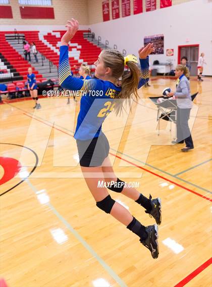 Thumbnail 1 in Jourdanton vs. Lago Vista (UIL 3A Bi-District) photogallery.