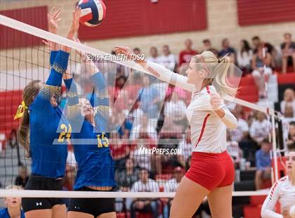 Thumbnail 1 in Jourdanton vs. Lago Vista (UIL 3A Bi-District) photogallery.