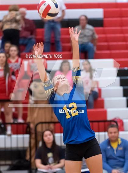 Thumbnail 3 in Jourdanton vs. Lago Vista (UIL 3A Bi-District) photogallery.
