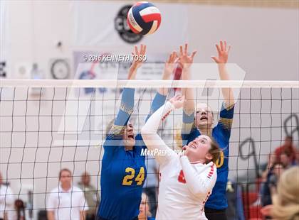 Thumbnail 2 in Jourdanton vs. Lago Vista (UIL 3A Bi-District) photogallery.