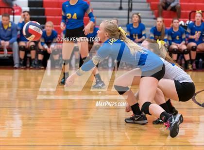 Thumbnail 2 in Jourdanton vs. Lago Vista (UIL 3A Bi-District) photogallery.